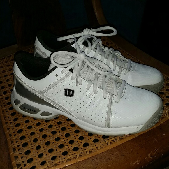 Tennis shoes