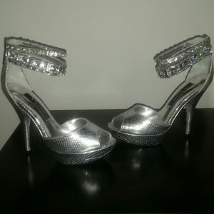 NWT Nina silver platform heels
