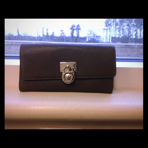 Michael Kors Carryall Wallet