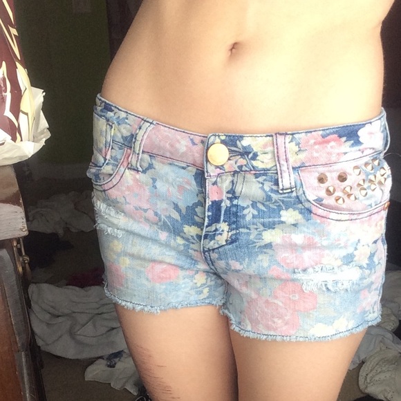 patterned shorts - Picture 3 of 4