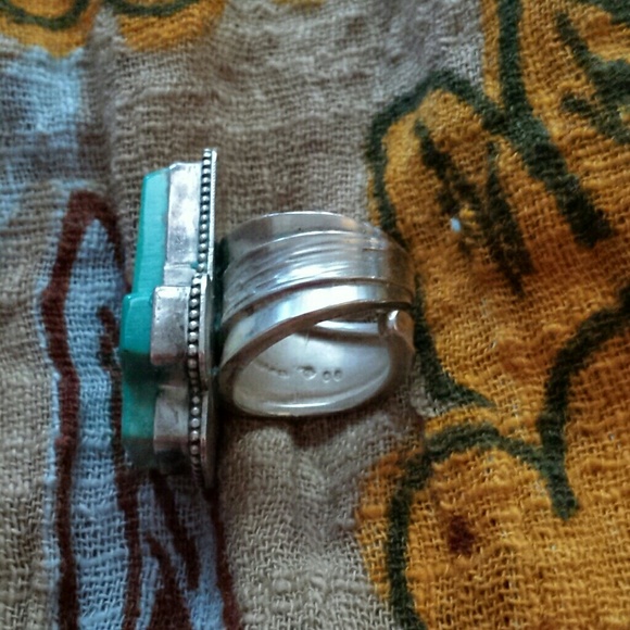 Stearling and turquoise statement ring - Picture 2 of 4
