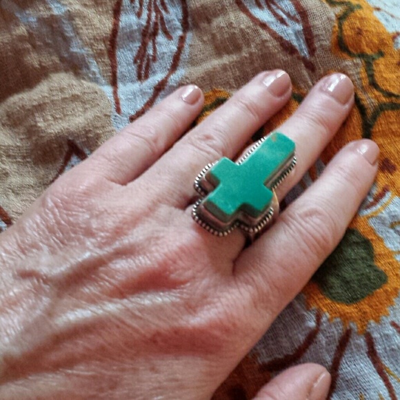 Stearling and turquoise statement ring - Picture 4 of 4
