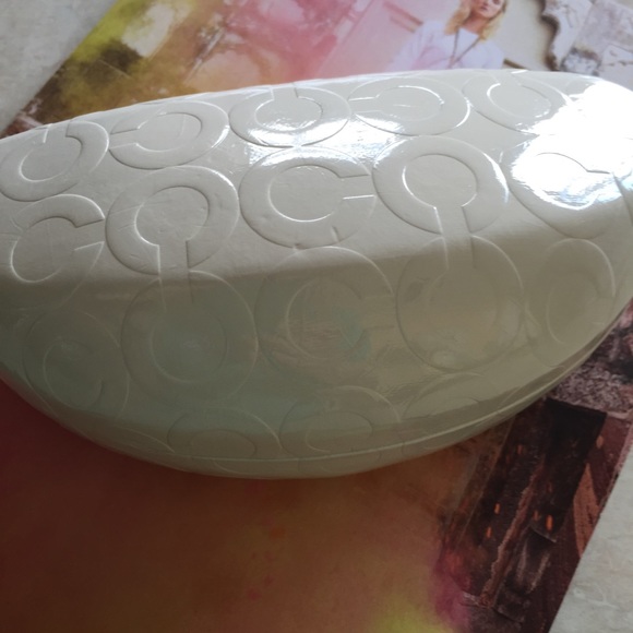 White Coach Case With Cloth