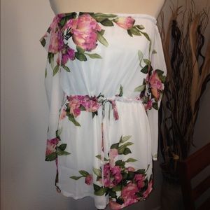 ⭐️last chance⭐️White floral romper