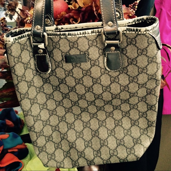Small Gucci handbag.