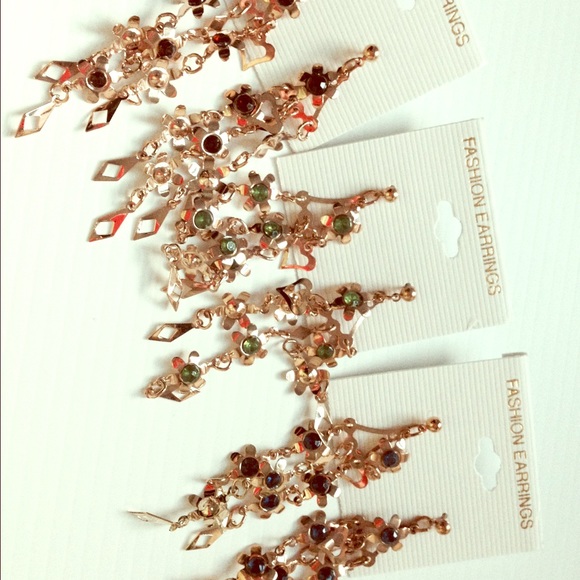 Bundle of gold tone earrings!!