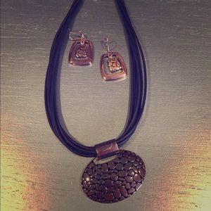 Medallion choker necklace