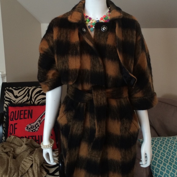 Chic short sleeved coat worn once