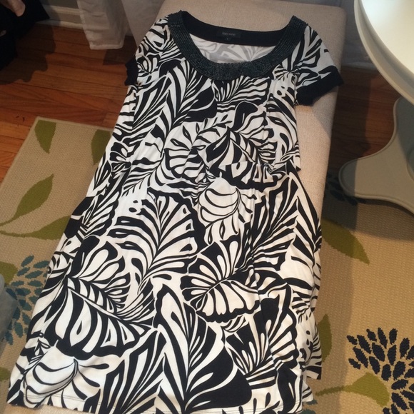 Summer dress with beaded neckline - Picture 1 of 3