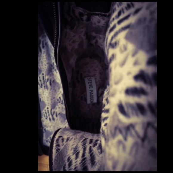 Black suede Steve Madden tie up Boots - Picture 2 of 4