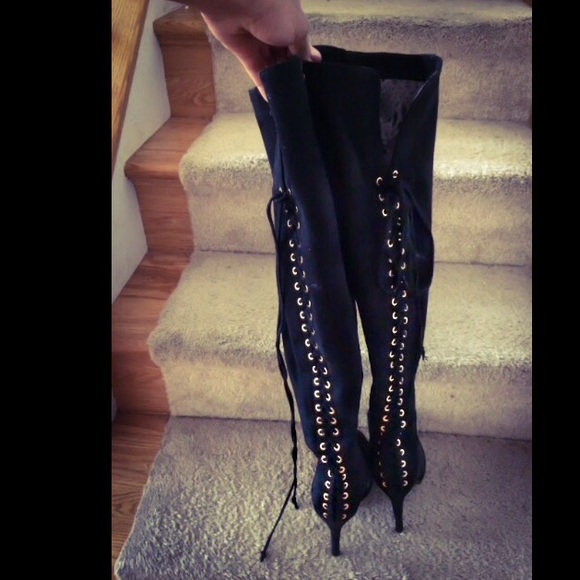 Black suede Steve Madden tie up Boots - Picture 3 of 4