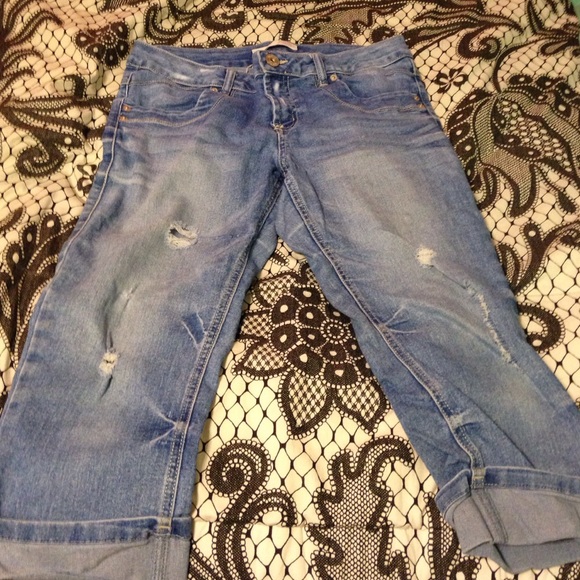 Light cropped ripped pants