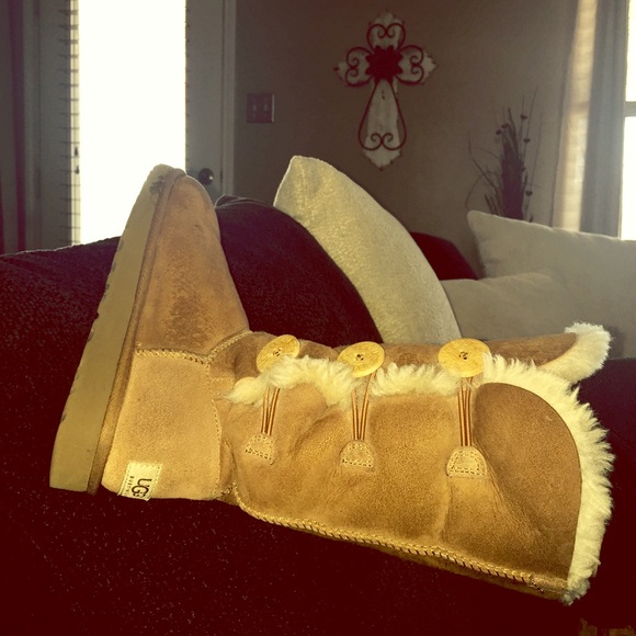 Uggs buttons. Size 7 in great condition