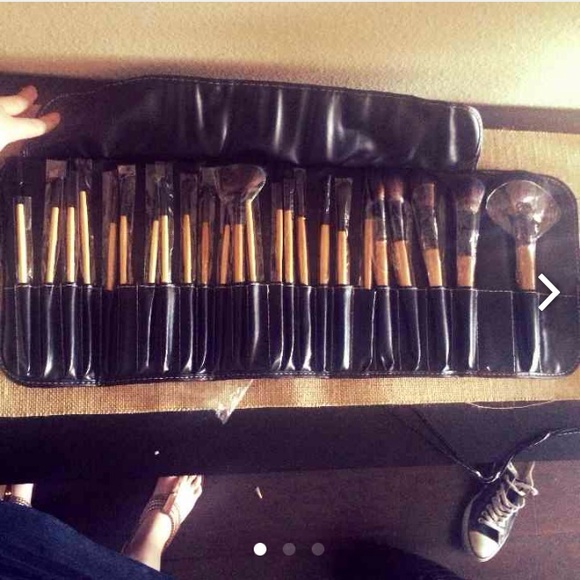 Brand New 25 piece Cosmetic Brush Set!