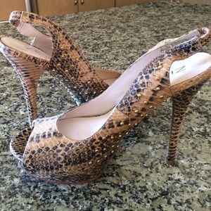 Gorgeous snakeskin sling back peeptoe pumps!