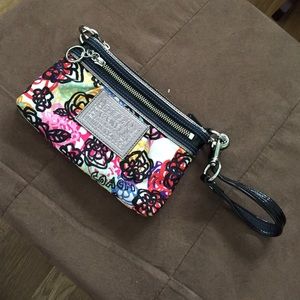 Adorable coach poppy wristlet
