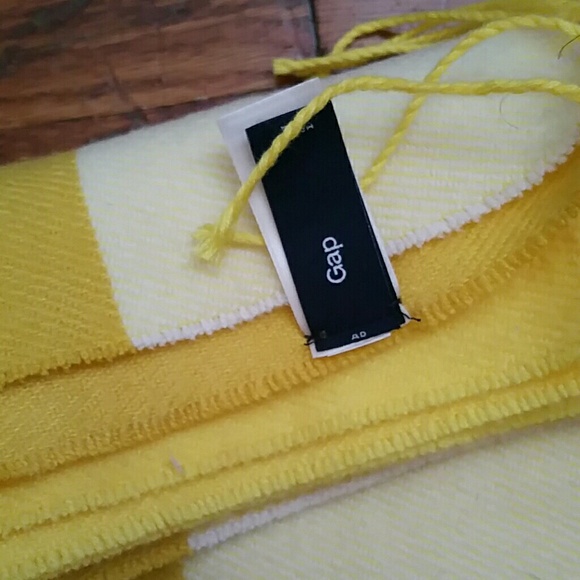 ****DONATED*****Soft Lush Golden Gap Scarf - Picture 2 of 2