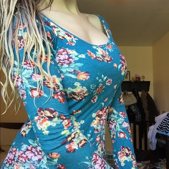 Floral top. - Picture 3 of 4