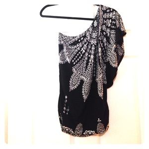 Black-and-white one shoulder top!