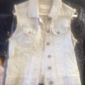 Cut off jean best! Bullhead denim.