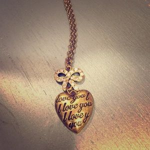 Small pendant necklace