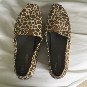 Giraffe print Toms