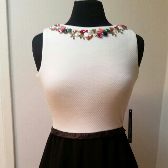 Textured knit fashion dress with jewels - Picture 2 of 3