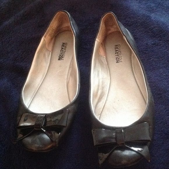 Kenneth Cole Black Flats
