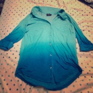 3/4 sleeve blue ombré button up.