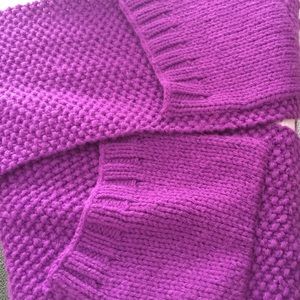 Simply Vera Wang Scarf w/ hand warmer pockets! NOT FOR SALE.