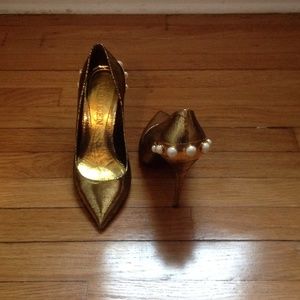 Fabulous Alexander McQueen gold stiletto