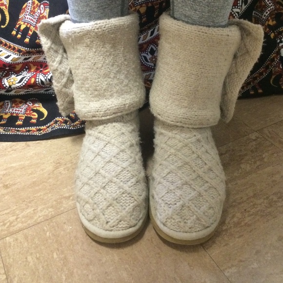 SOLD size 7 lattice knit uggs!