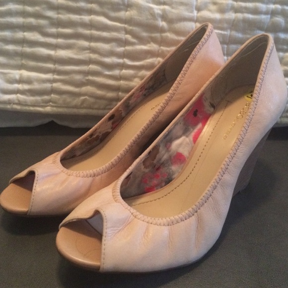 Peachy nude wedges