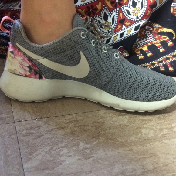 Size 7.5 custom, one of a kind Nike roche!