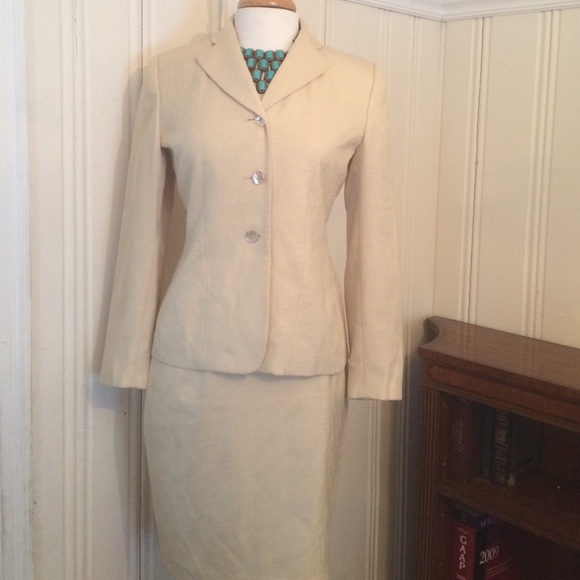 🔰REDUCED🔰Kasper ASL 3-button suit in pale yellow
