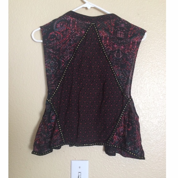 Patterned vest. - Picture 3 of 4