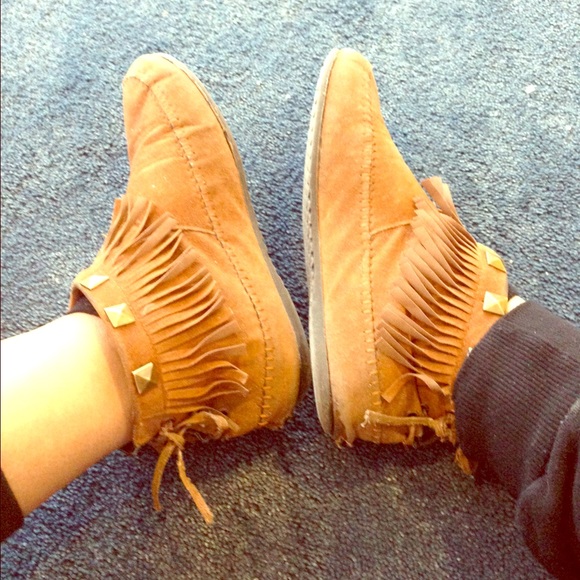 Fringe moccasin