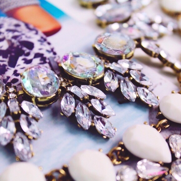 Jewelry | Glam Statement Necklace - Picture 3 of 5