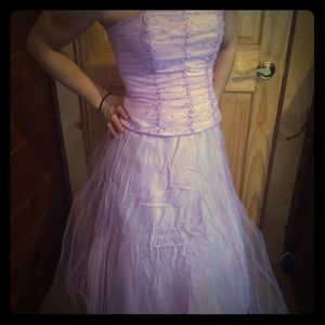 Size 4 zip up prom dress only been wore 2 times