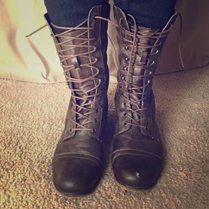 Brown lace-up boots with sweater-like lining