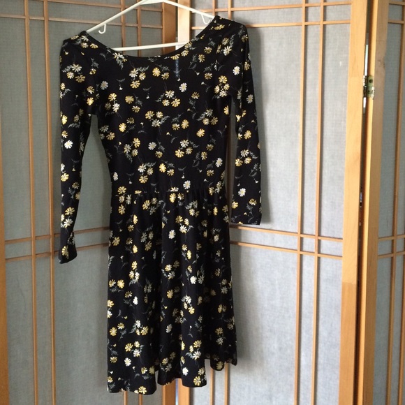 Black dress with daisies