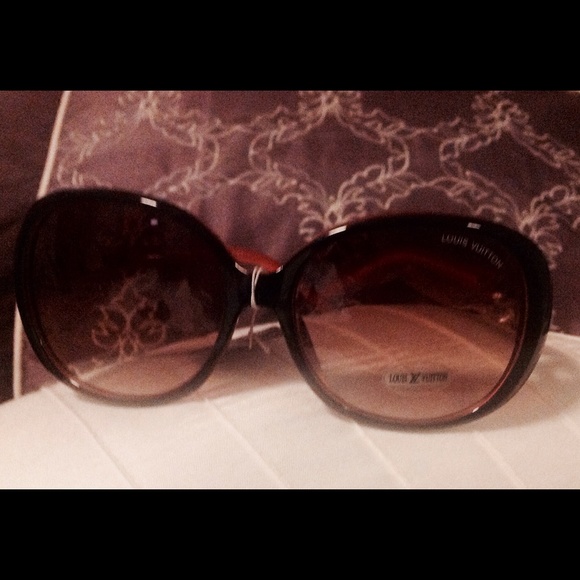 Designer L. V. logo Ladies honey sunglasses
