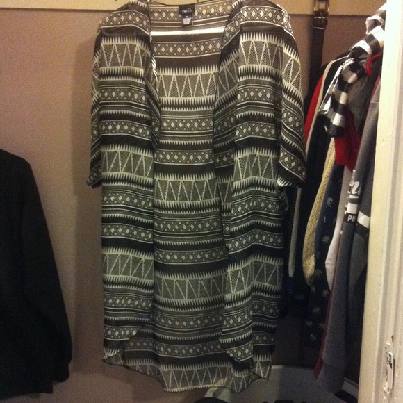 🔴SOLD🔴Aztec print short sleeve - Picture 3 of 3