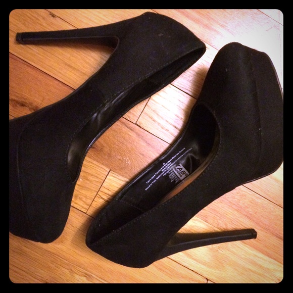Black suede pumps!