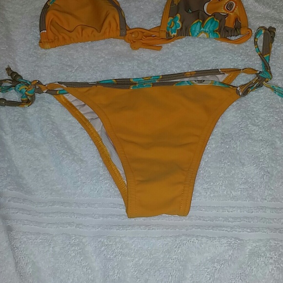 Bikini - Picture 3 of 3