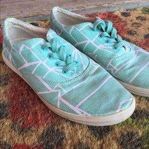 Bucket feet blue with white lines sneaker