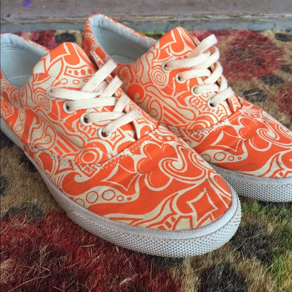 Bucket feet orange pattern shoe