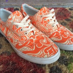 Bucket feet orange pattern shoe