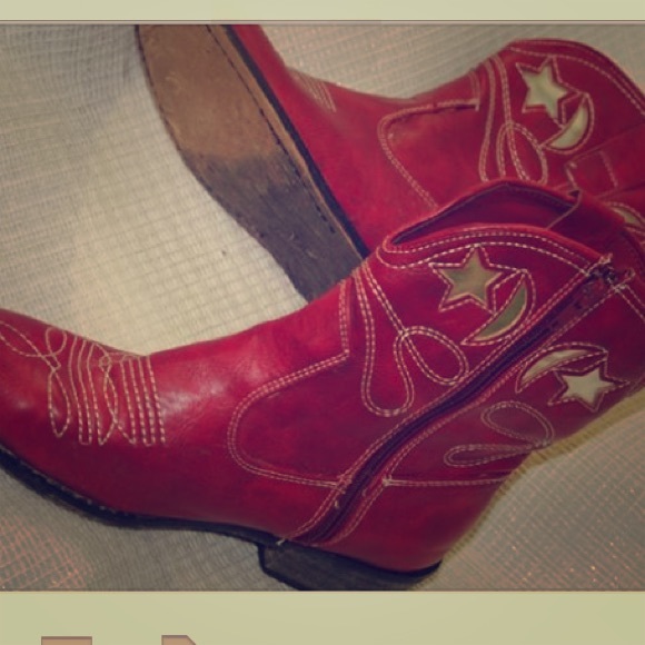 Red cowgirl boots size 6