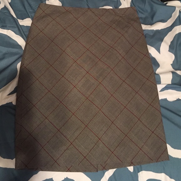 Super cute grey plaid skirt!!!